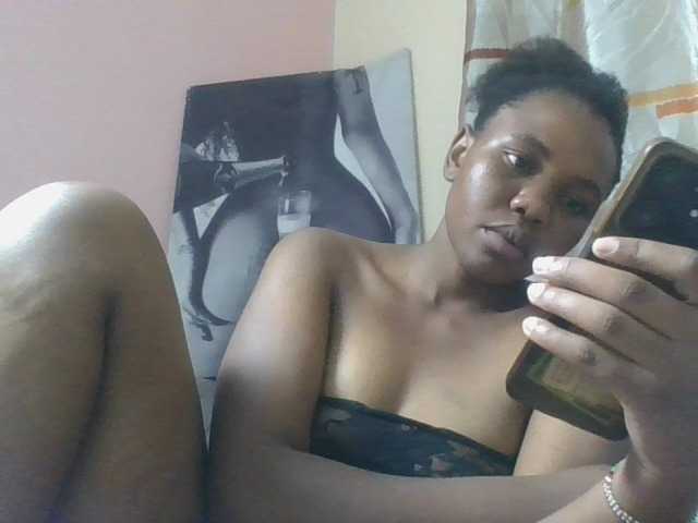 le modèle Kittydew est en webcam porno dans un show sur le site bongacams, il possède les tags suivants: Ebony,Brunette,Trimmed