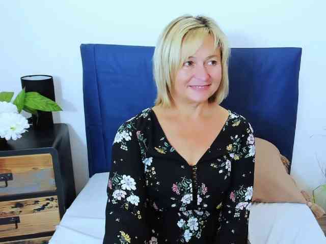 MarieneMature live female cam on bongacams