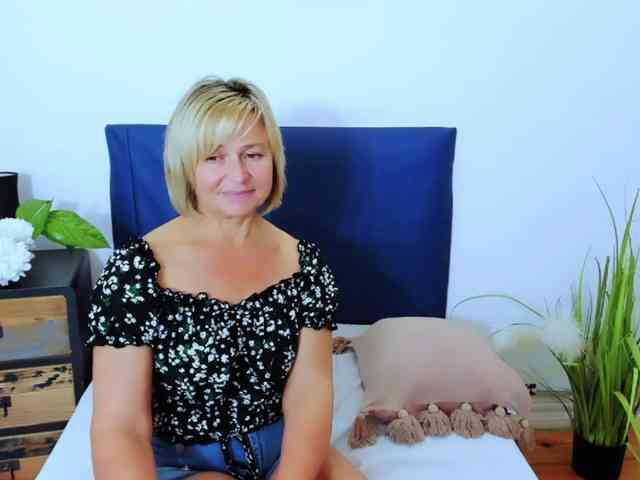 MarieneMature live female cam on bongacams