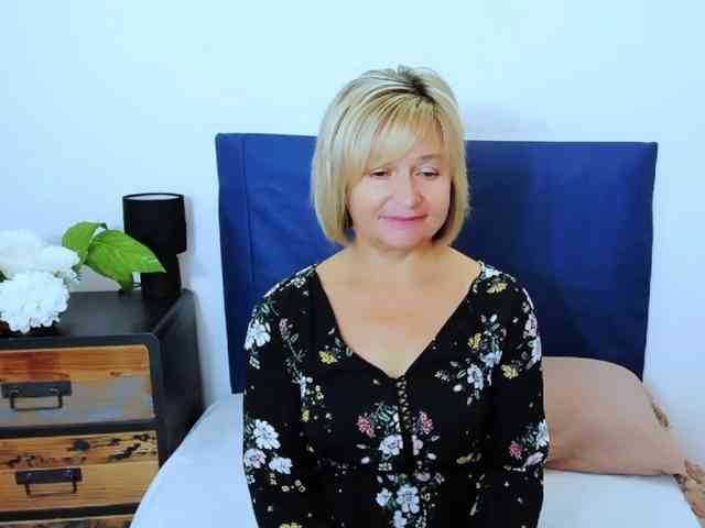 MarieneMature live female cam on bongacams