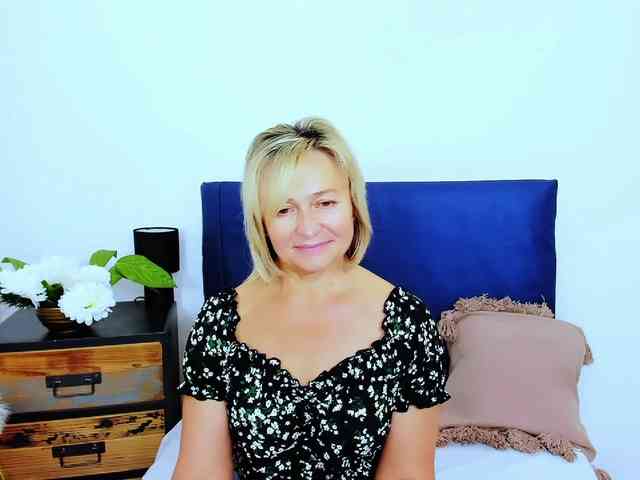 MarieneMature live female cam on bongacams