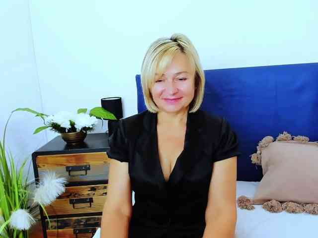 MarieneMature live female cam on bongacams