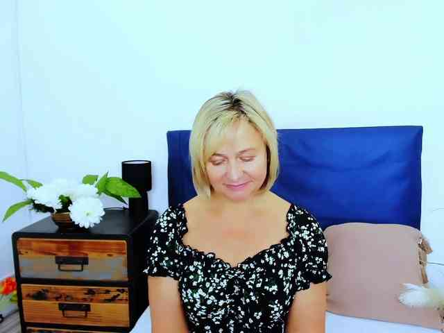 MarieneMature live female cam on bongacams