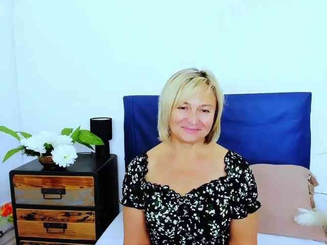 MarieneMature live female cam on bongacams