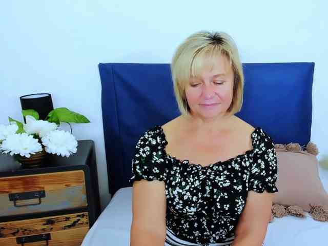 MarieneMature live female cam on bongacams