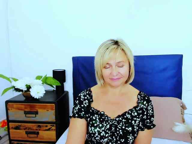 MarieneMature live female cam on bongacams