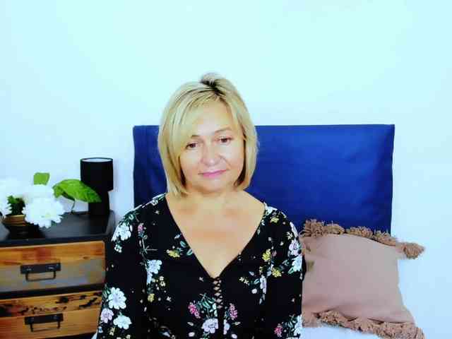 MarieneMature live female cam on bongacams