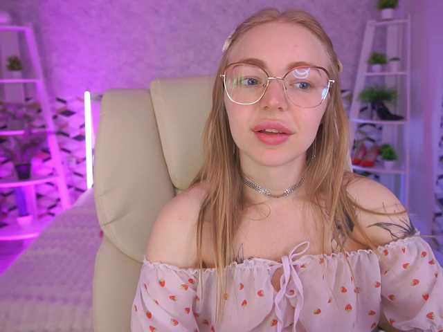 EmilySunShine live cam on BongaCams