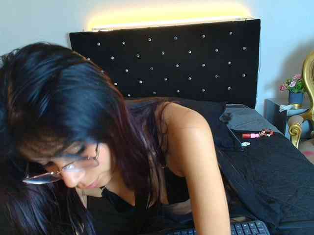 MiiaEvvanns webcam