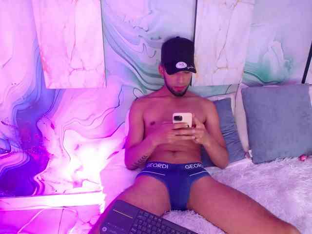 MichaelHanks Live Webcam on BongaCams