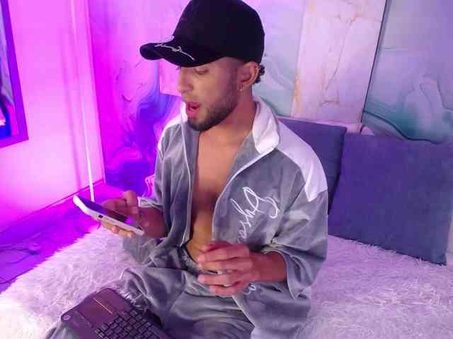 MichaelHanks Live Webcam on BongaCams