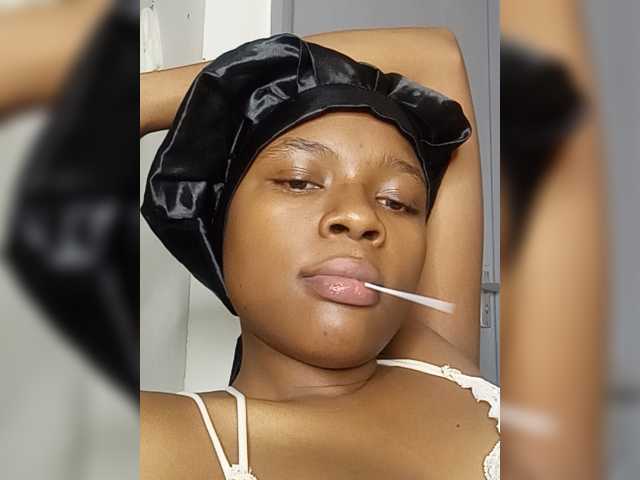 Hotpetitesa, live now on BongaCams