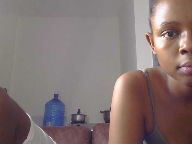 Hotpetitesa live cam on BongaCams