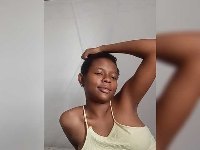 Hotpetitesa live cam on BongaCams