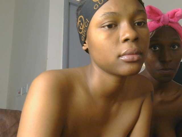 Hotpetitesa live cam on BongaCams