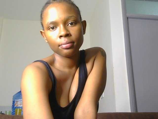 Hotpetitesa live cam on BongaCams