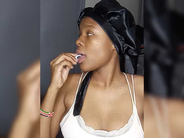 Hotpetitesa live cam on BongaCams