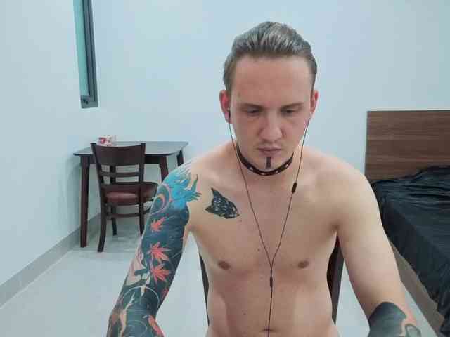 Silent-Stitch Sex Cam Show