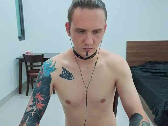 Silent-Stitch Sex Cam Show