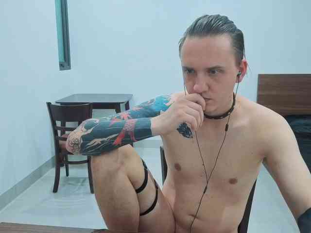Silent-Stitch Sex Cam Show
