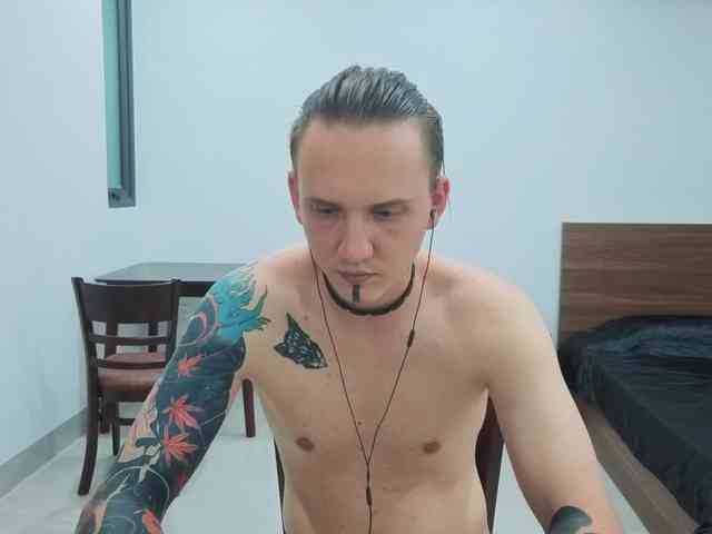 Silent-Stitch Sex Cam Show