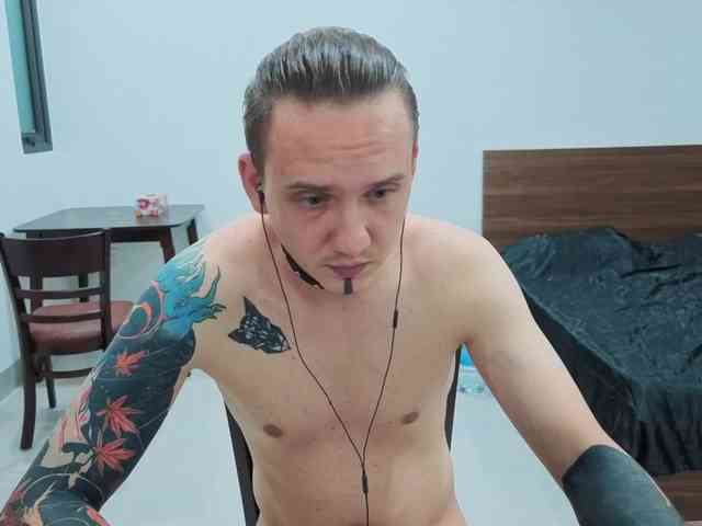 Silent-Stitch Sex Cam Show