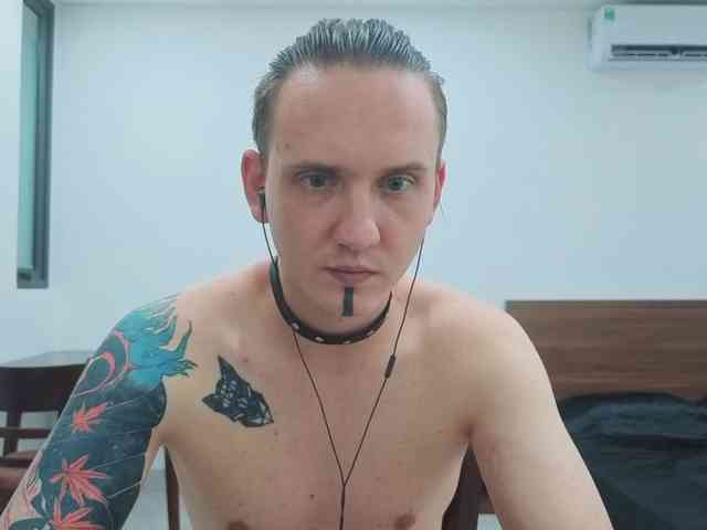 Silent-Stitch Sex Cam Show