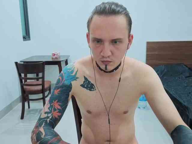 Silent-Stitch Sex Cam Show