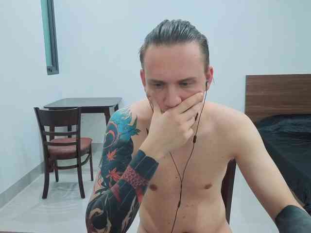Silent-Stitch Sex Cam Show