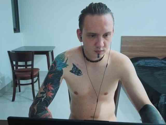 Silent-Stitch Sex Cam Show