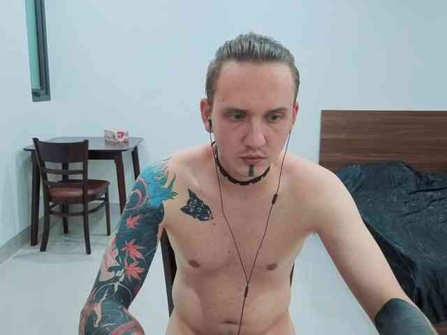 Silent-Stitch Sex Cam Show