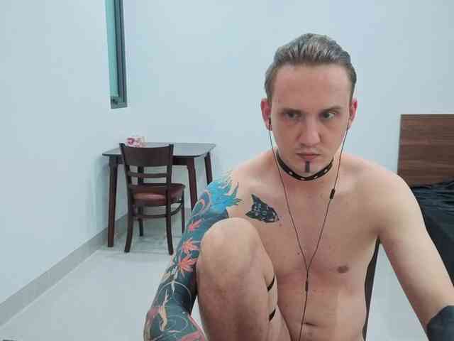 Silent-Stitch Sex Cam Show
