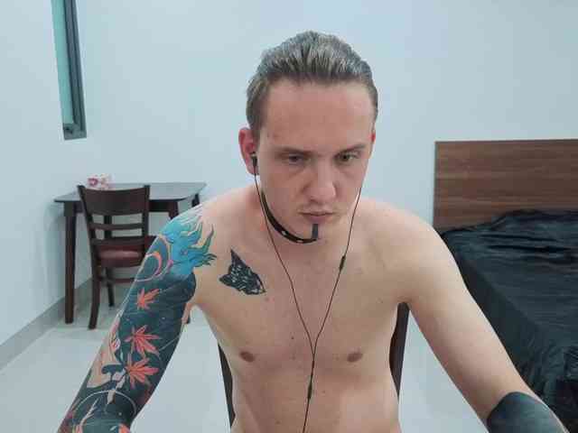 Silent-Stitch Sex Cam Show