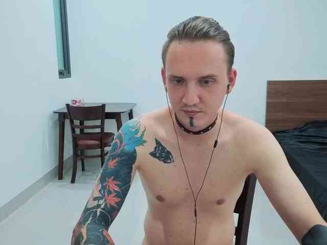 Silent-Stitch Sex Cam Show