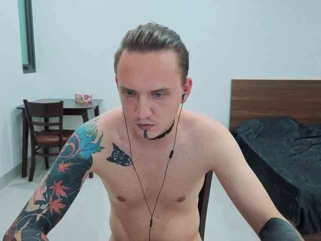 Silent-Stitch Sex Cam Show