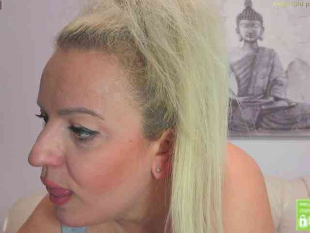 HoneyVibeLive webcam
