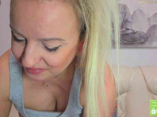 HoneyVibeLive webcam