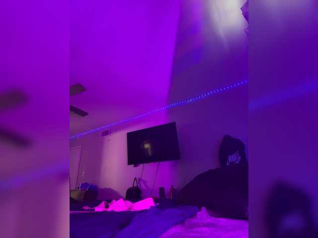 OfficialCreamBee live cam on BongaCams
