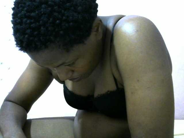 Queentafa23 live cam on BongaCams