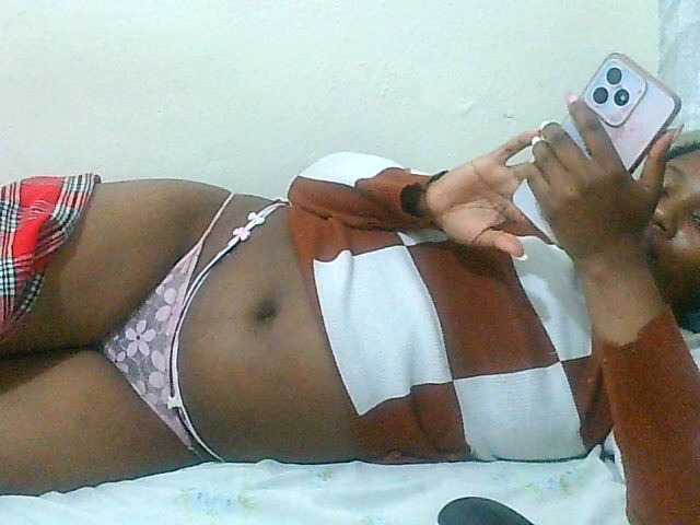 Queentafa23 live cam on BongaCams