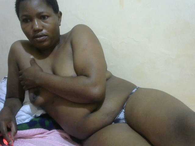 Queentafa23 live cam on BongaCams