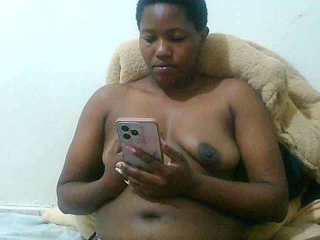 Queentafa23 live cam on BongaCams