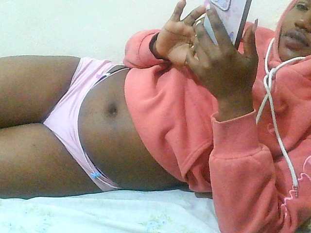 Queentafa23 live cam on BongaCams