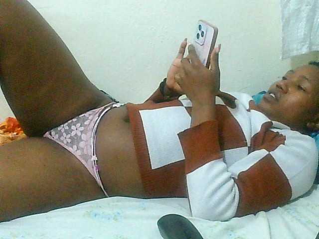 Queentafa23 live cam on BongaCams