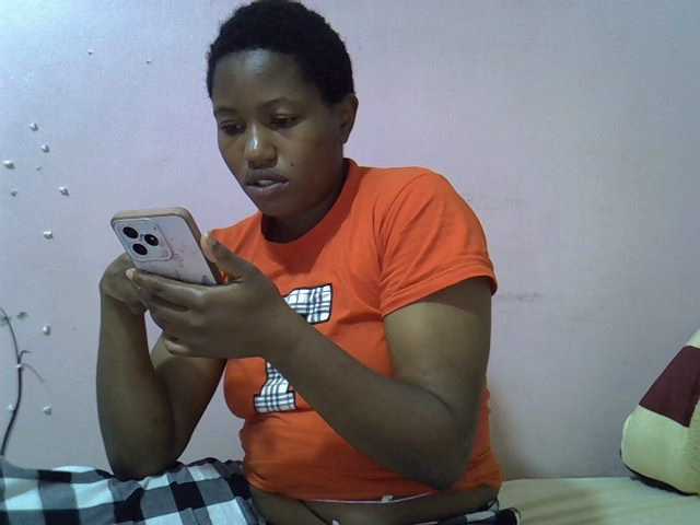 Queentafa23 live cam on BongaCams