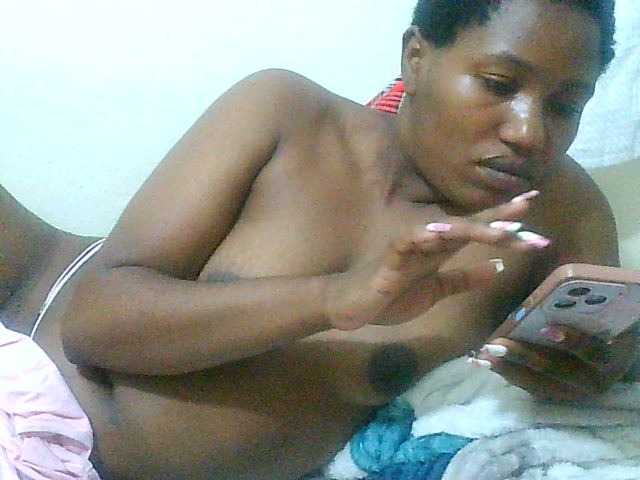 Queentafa23 live cam on BongaCams