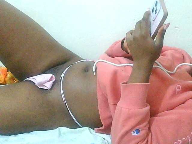 Queentafa23 live cam on BongaCams
