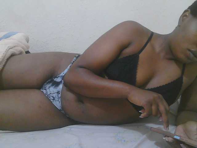 Queentafa23 live cam on BongaCams