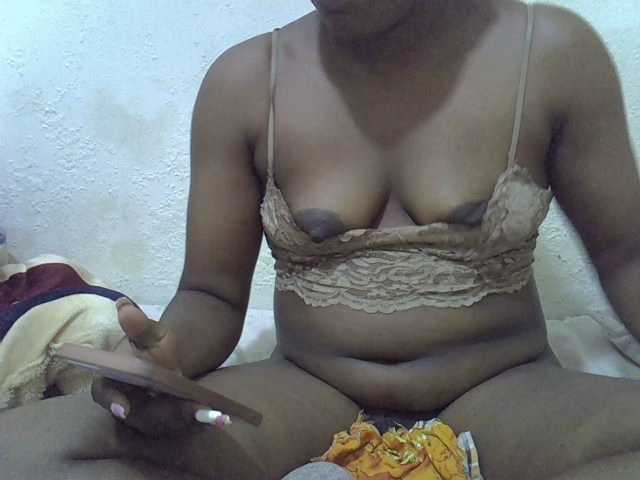 Queentafa23 live cam on BongaCams