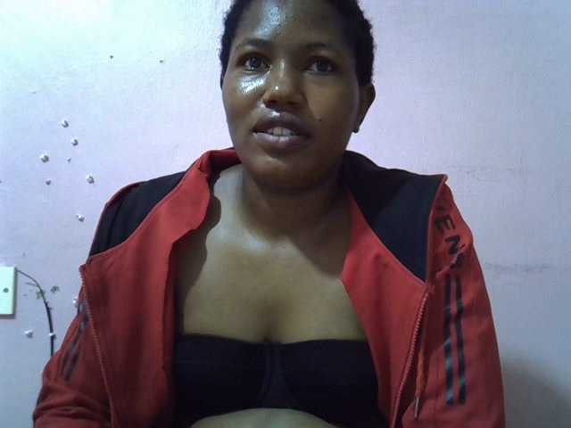 Queentafa23 live cam on BongaCams
